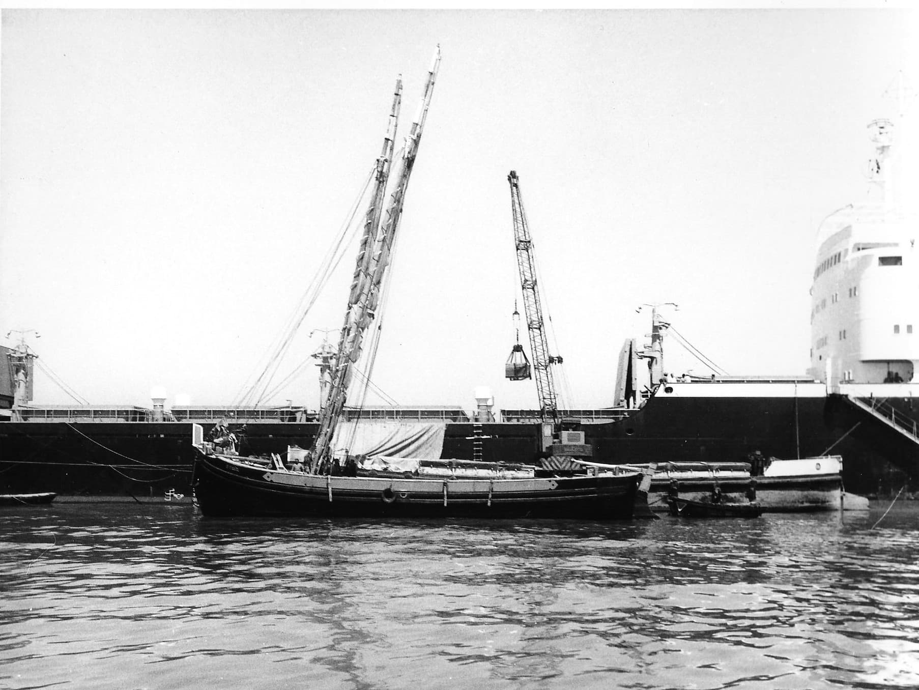 1950-fragatas-do-tejo-em-operacao-de-descarga-ao-largo